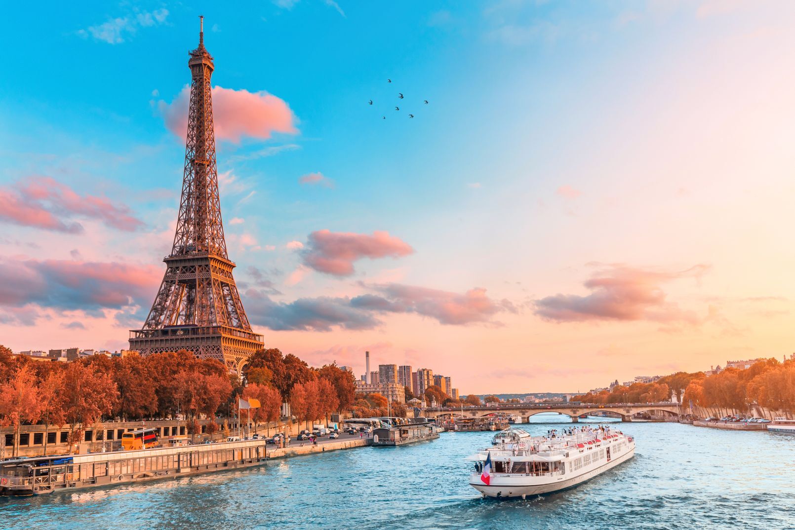 Eiffelturm in den Strahlen der untergehenden Sonne am Ufer der Seine