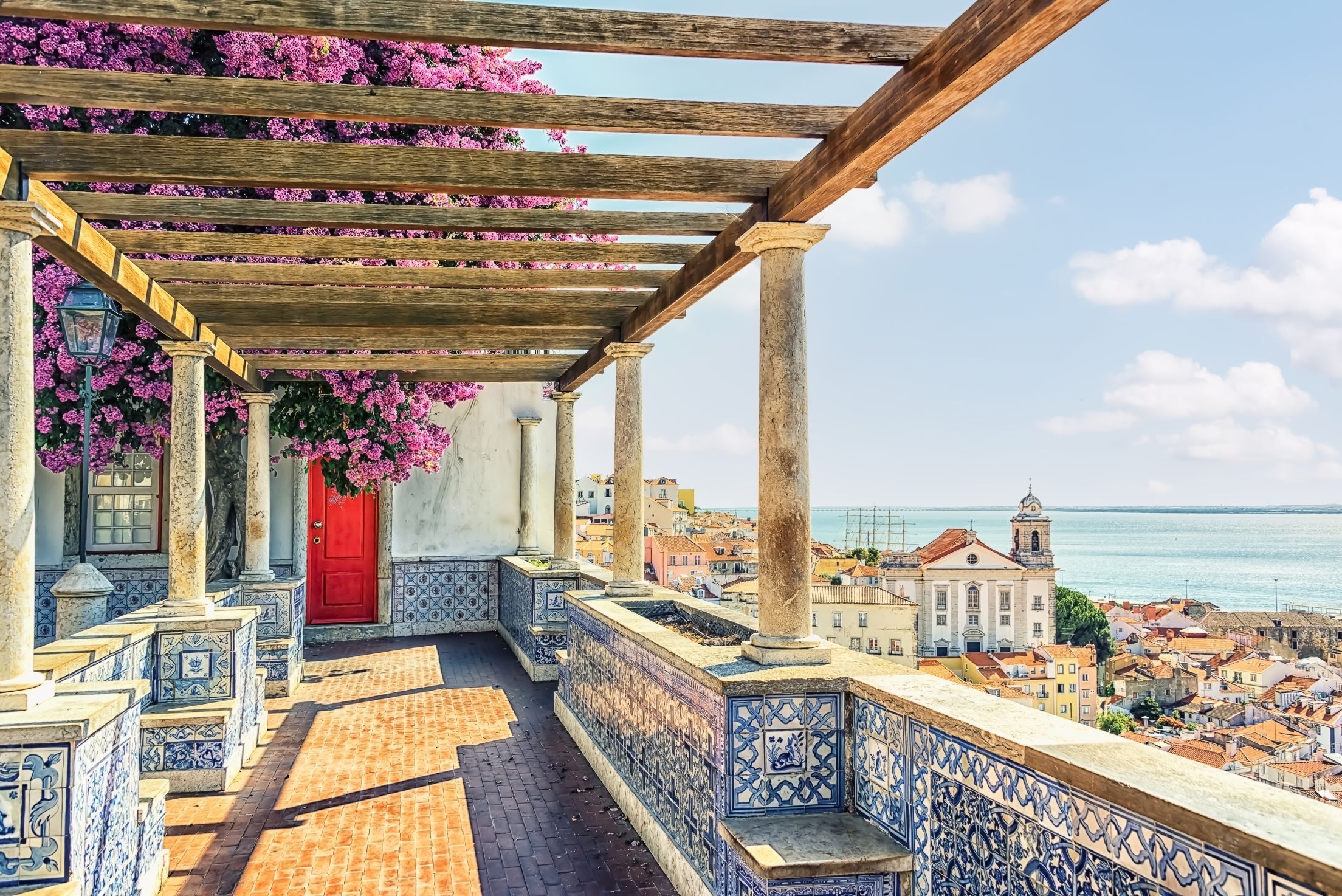 Vue de Lisbonne depuis une terrasse traditionnellement carrelée