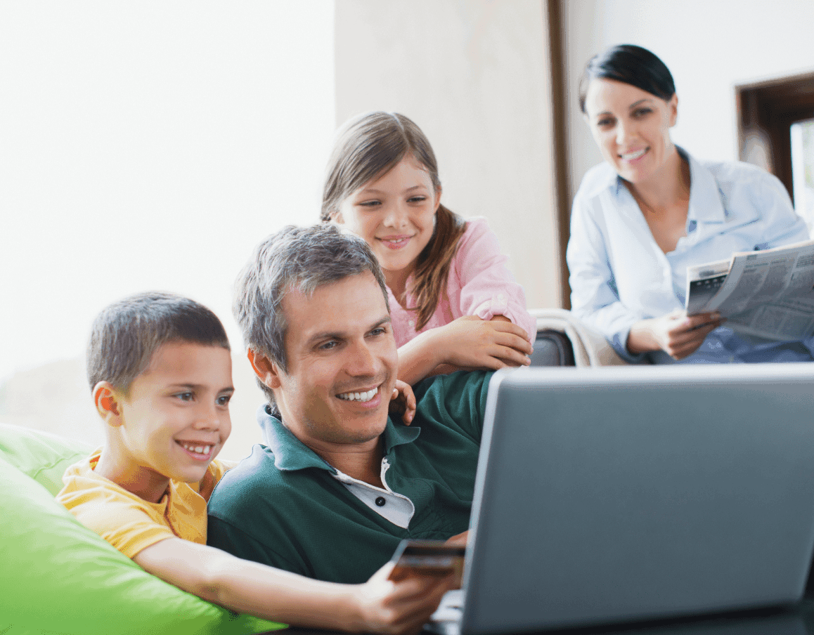 Familie bucht Mautdienste online von zu Hause aus